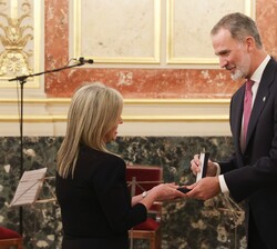 Su Majestad el Rey hace entrega de la medalla del Congreso de los Diputados a título póstumo a Antonio Hernández Gil, recoge la medalla su hija Guadal