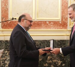 Su Majestad el Rey hace entrega de la medalla del Congreso de los Diputados a título póstumo a Fernando Álvarez de Miranda, recoge la medalla su hijo 
