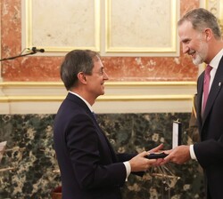 Su Majestad el Rey hace entrega de la medalla del Congreso de los Diputados a título póstumo a Landelino Lavilla, recoge la medalla su hijo Juan José 