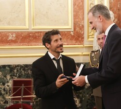 Su Majestad el Rey hace entrega de la medalla del Congreso de los Diputados a título póstumo a Gregorio Peces-Barba, recoge la medalla su hijo Antonio