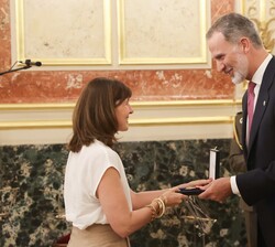 Su Majestad el Rey hace entrega de la medalla del Congreso de los Diputados a título póstumo a Félix Pons, recoge la medalla su hija Celia Pons