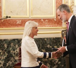 Su Majestad el Rey hace entrega de la medalla del Congreso de los Diputados a título póstumo a Manuel Marín, recoge la medalla su viuda Carmen Ortiz