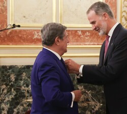Su Majestad el Rey hace entrega de la medalla del Congreso de los Diputados a Federico Trillo-Figueroa