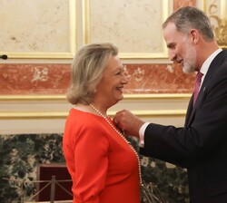 Su Majestad el Rey hace entrega de la medalla del Congreso de los Diputados a Luisa Fernanda-Rudi