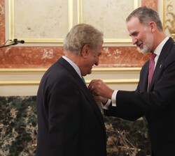 Su Majestad el Rey hace entrega de la medalla del Congreso de los Diputados a Jesús María Posada