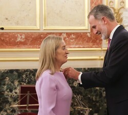 Su Majestad el Rey hace entrega de la medalla del Congreso de los Diputados a Ana Pastor