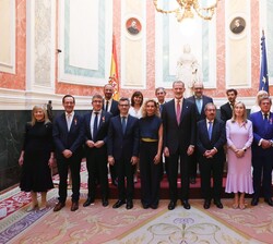 Fotografía de grupo de Su Majestad el Rey junto a los expresidente y las autoridades que le acompañaban