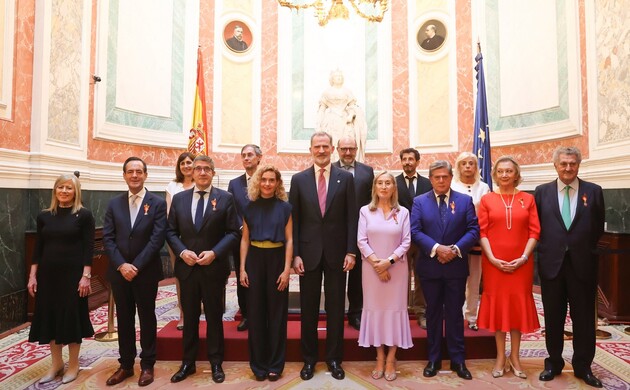 Su Majestad el Rey junto a la presidenta del Congreso de los Diputados y los expresidentes que recibieron la "Medalla del Congreso de los Diputados"