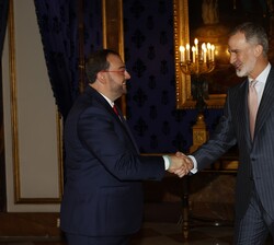 El Rey recibe el saludo del presidente del Principado de Asturias, Adrián Barbón