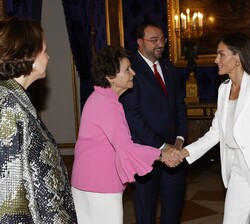 Doña Letizia recibe el saludo dela presidenta de la Fundación Princesa de Asturias, Ana Isabel Fernández