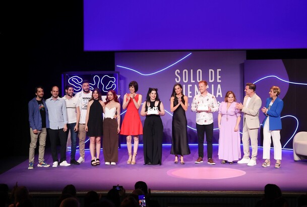 Doña Letizia junto a los ganadores y los finalistas en la final nacional de monólogos científicos "Solo de Ciencia"