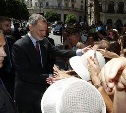 Don Felipe recibe el cariño de los vecinos de Sevilla tras la finalización del acto