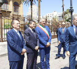 Su Majestad el Rey a su llegada al Teatro Massimo es recibido por el presidente de la Región de Sicilia, el presidente de la Asamblea Regional de Sicilia y el alcalde de Palermo