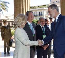 Su Majestad el Rey recibe el saludo de los presidentes de Cotec Italia, Luigi Nicolais; Cotec Portugal, António Rios de Amorim; y la presidenta del Pa