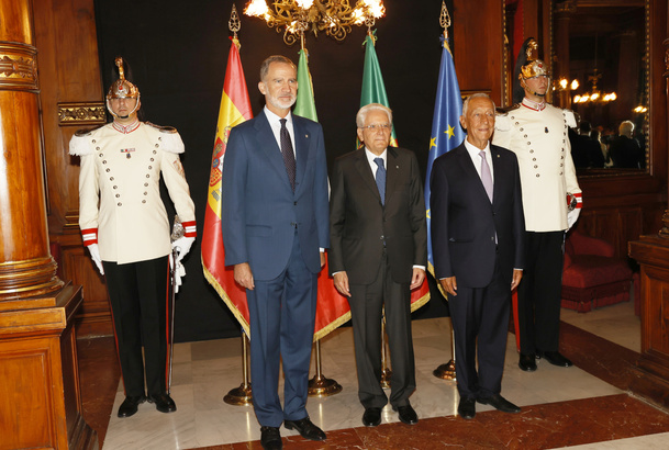 Su Majestad el Rey junto a los presidentes de Italia, Sergio Mattarella y de Portugal, Marcelo Rebelo de Sousa a su llegada a la sesión de clausura del encuentro Cotec Europa 2023
