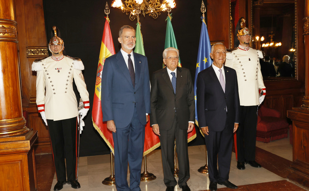 Su Majestad el Rey junto a los presidentes de Italia, Sergio Mattarella y de Portugal, Marcelo Rebelo de Sousa a su llegada a la sesión de clausura de