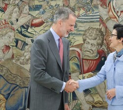Don Felipe recibe el saludo de la consejera delegada de Citigroup, Jane Fraser