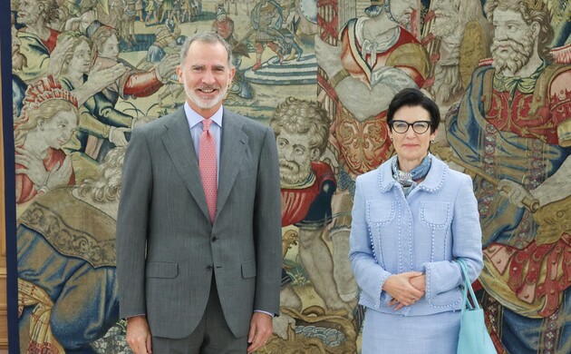 Su Majestad el Rey junto a la consejera delegada de Citigroup, Jane Fraser