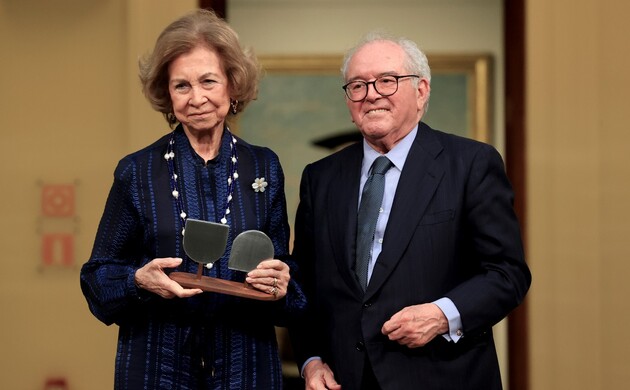 Su Majestad la Reina Doña Sofia tras recibir el premio Valor Añadido de Honor de mano del presidente de la Fundación Transforma España