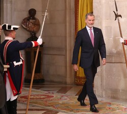 Su Majestad el Rey se dirige a la Saleta de Gaspirini, para encontrase con el presidente del Gobierno y la presidenta de la Comisión Europea