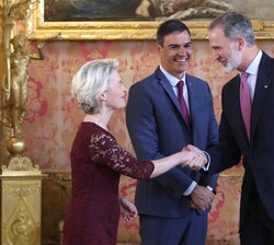 Su Majestad el Rey recibe el saludo de la presidenta de la Comisión Europea, Ursula Von Der Leyen
