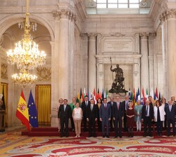Su Majestad el Rey junto a los miembros del Colegio de Comisarios de la Unión Europea, acompañdos del presidente del Gobierno y de la presidenta de la