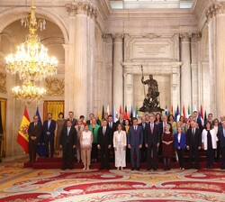 Su Majestad el Rey junto a los miembros del Colegio de Comisarios de la Unión Europea y los ministros, acompañdos del presidente del Gobierno y de la 