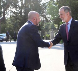 Don Felipe recibe el saludo del presidente del Consejo Europeo, Charles Michel