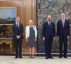 Don Felipe y el presidente del Consejo Europeo, acompañados del ministro de Asuntos Exteriores, UE y Coooperación de España, la secretaria general del