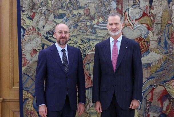 El Rey Don Felipe y el presidente del Consejo Europeo, Charles Michel, antes de la audiencia mantenida en el Palacio de La Zarzuela