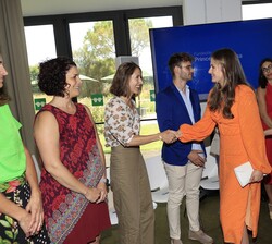 Su Alteza Real la Princesa de Asturias y de Girona y la Infanta Doña Sofía saludan a las personas asistentes a la reunión
