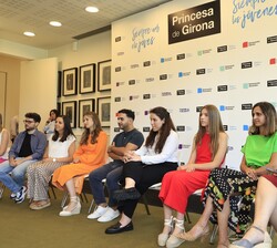 La Princesa y la Infanta Sofía en un momento de la reunión acompañadas del equipo de la Fundación Princesa de Girona y de los jóvenes participantes en