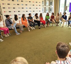 Un momento de la reunión mantenida con el equipo de la Fundación Princesa de Girona y de los jóvenes participantes en los diferentes programas