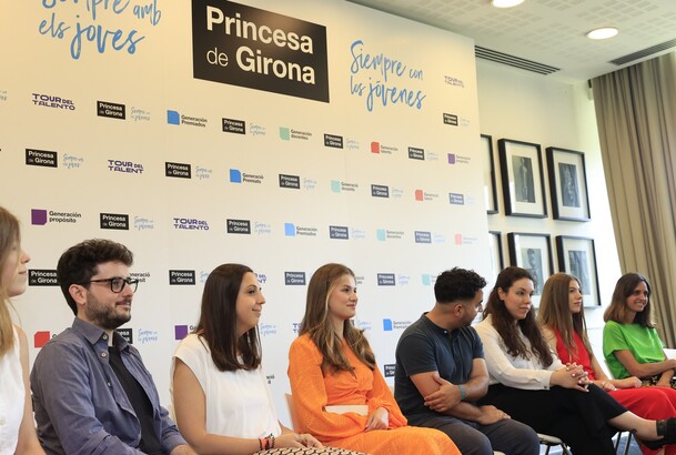 La Princesa Leonor y Infanta Sofía durante la reunión mantenida con el equipo de la Fundación Princesa de Girona y de los jóvenes participantes en los
