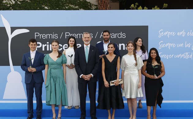 Sus Majestades los Reyes y Sus Altezas Reales la Princesa de Asturias y de Girona y la Infanta doña Sofía con los premiados FPdGi 2023