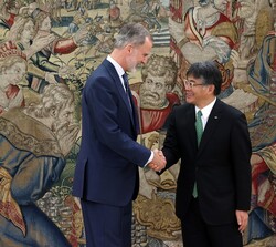 Su Majestad el Rey recibe el saludo del presidente mundial del Grupo Fujitsu, Takahito Tokita