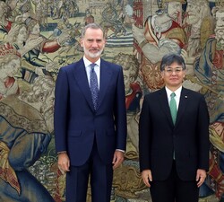 Su Majestad el Rey junto al presidente mundial del Grupo Fujitsu, Takahito Tokita