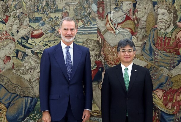 Su Majestad el Rey junto al presidente mundial del Grupo Fujitsu, Takahito Tokita