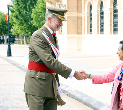 Su Majestad el Rey recibe el saludo de la ministra de Defensa, Margarita Robles Fernández