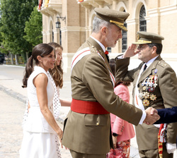 Su Majestad el Rey recibe el saludo del presidente de Aragón en funciones, Javier Lambán Montañés