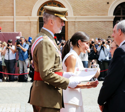 Sus Majestades los Reyes saludan a los familiares del Caballero Alférez Cadete Pablo Jérez Sanjúan fallecido en acto de servicio