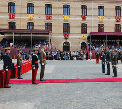 Su Majestad el Rey condecora a los cuatro primeros oficiales del Cuerpo General, números uno del Cuerpo de Intendencia y de la Guardia Civil