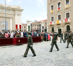 Vista de la tribuna de desfile durante el desfile al paso de una compañía de nuevos tenientes del Ejército de Tierra