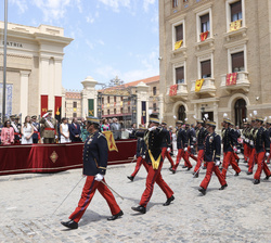 Vista de la tribuna de desfile durante el desfile al paso de una compañía de cadetes alumnos de la Academia General Militar