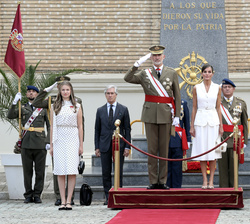 Sus Majestades los Reyes y Su Alteza Real la Princesa de Asturias reciben honores de ordenanza