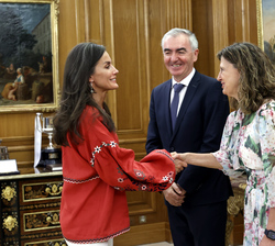 Su Majestad la Reina recibe el saludo de la directora de la Fundación SM, María Teresa Ortíz