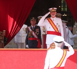 Momento en el que el almirante jefe de Estado Mayor de la Armada, almirante general, Antonio Piñeiro Sánchez, pide permiso a Su Majestad el Rey para i