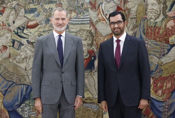 Don Felipe, acompañado del Dr. Sultán Ahmed Al Jaber, ministro de Industria y Tecnología Avanzada de Emiratos Árabes Unidos