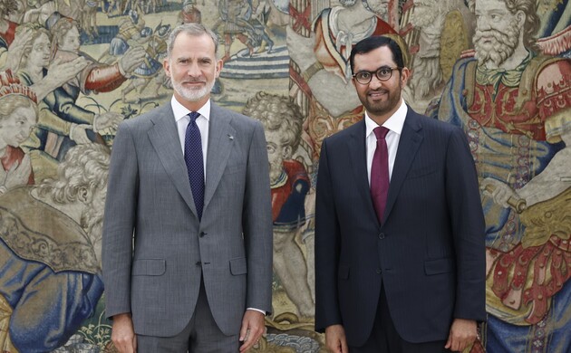 Don Felipe, acompañado del Dr. Sultán Ahmed Al Jaber, ministro de Industria y Tecnología Avanzada de Emiratos Árabes Unidos