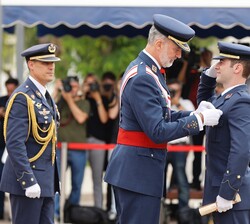 Su Majestad el Rey entrega el Real Despacho al número uno de la LXXIV Promoción del Cuerpo General, el teniente Fernando López Aguado y le impune la c